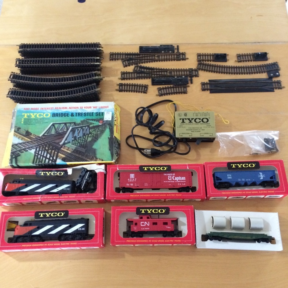 Tyco HO Scale Electric Train Lot of Engine Cars Tracks Trestle Tested Vintage